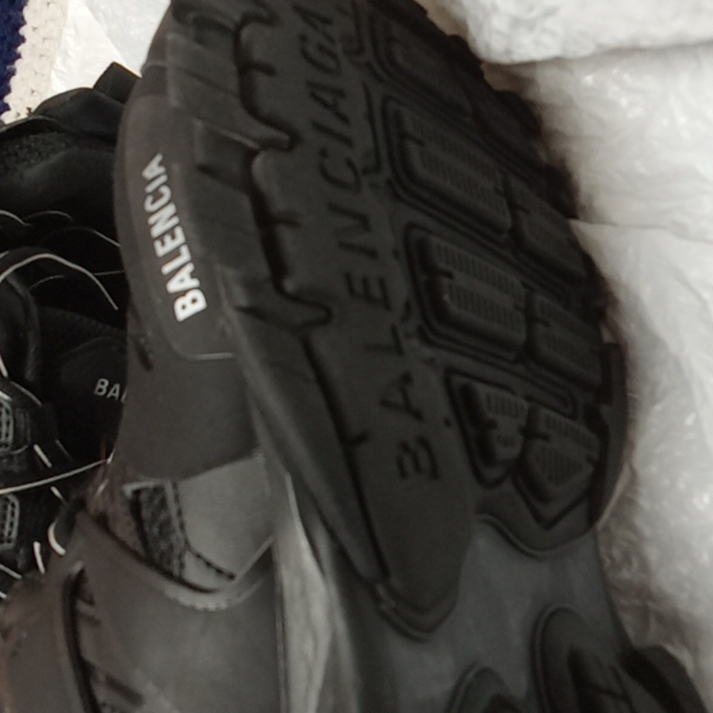 Track shoes